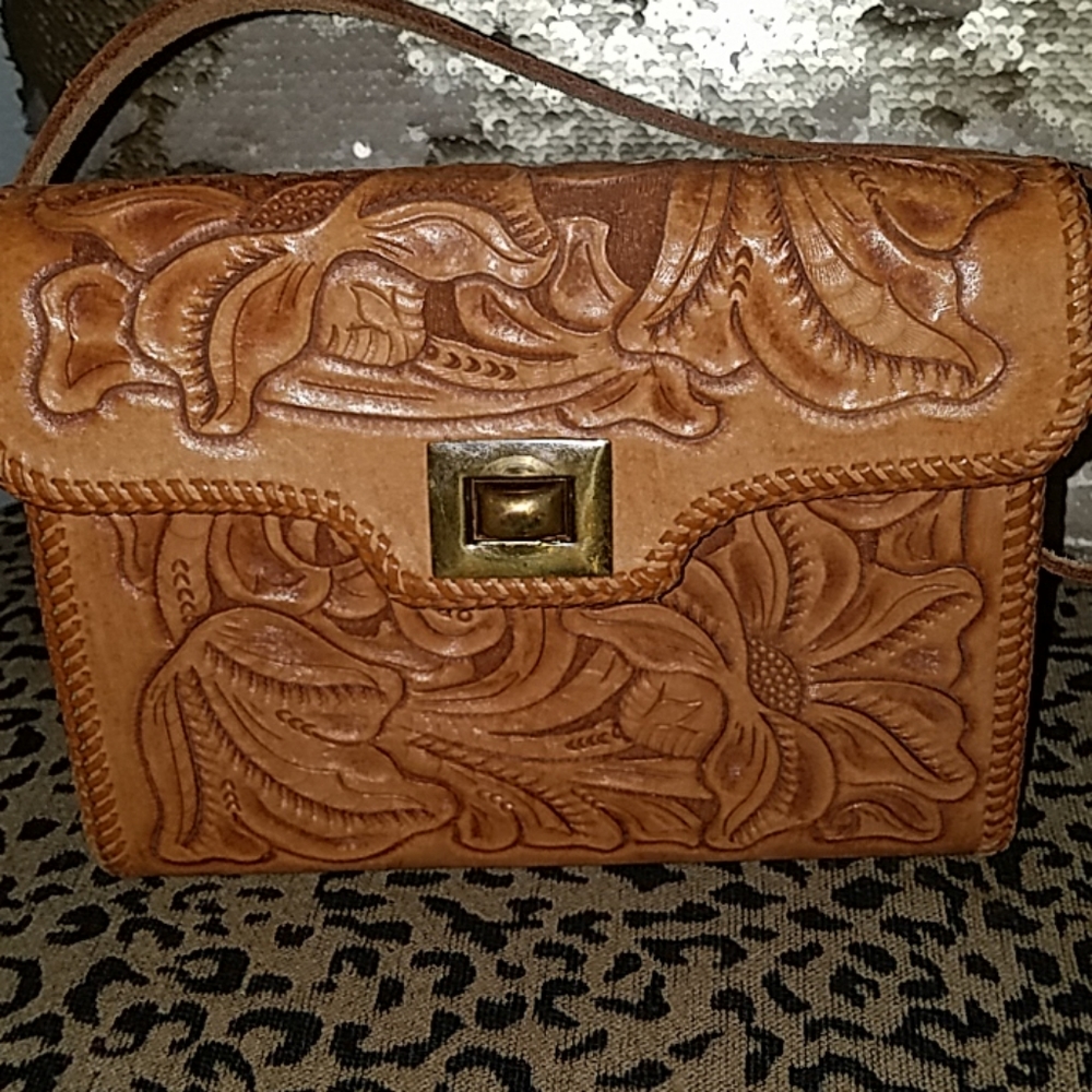 Vintage leather bag with beautiful turquoise insid